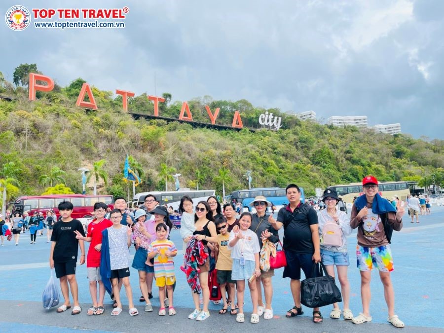 Đoàn khách nhà Top Ten Travel khám phá thành phố biển Pattaya xinh đẹp