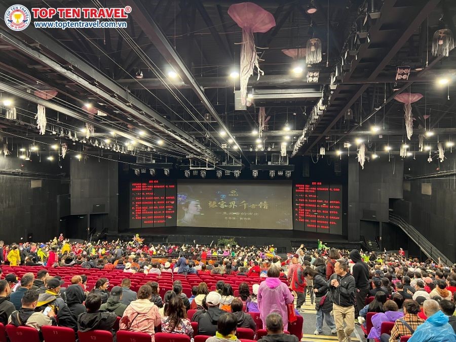 Đoàn khách nhà Top Ten thưởng thức Show Thiên Môn Hồ Tiên độc đáo