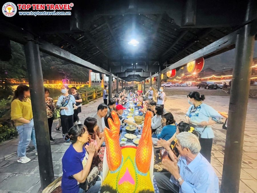 Đoàn khách nhà Top Ten thưởng thức ẩm thực địa phương Trung Hoa