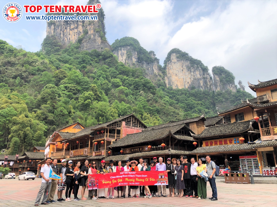 Đoàn khách nhà Top Ten tự do khám phá Phượng Hoàng Cổ Trấn