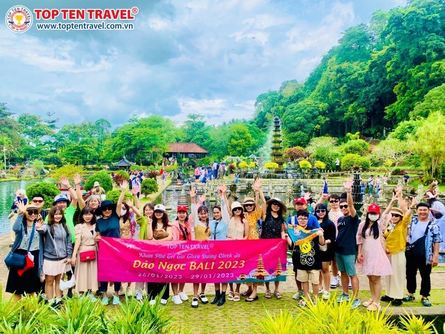 Đoàn khách tham gia tour du lịch đảo ngọc Bali của nhà Top Ten Travel