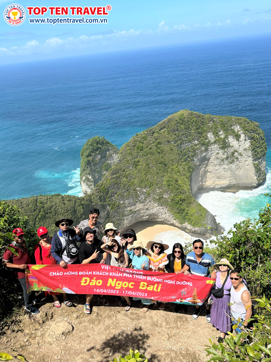 Đoàn khách Top Ten check-in tại Kelingking Beach - “Sống lưng khủng long”
