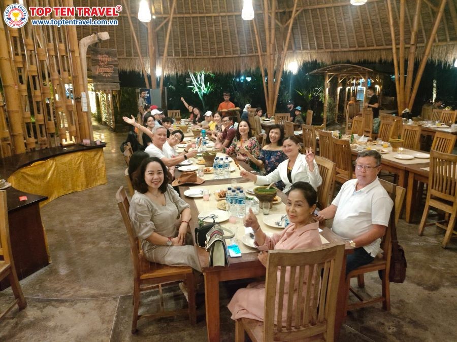 Đoàn khách Top Ten Travel thưởng thức những món ăn địa phương thơm ngon