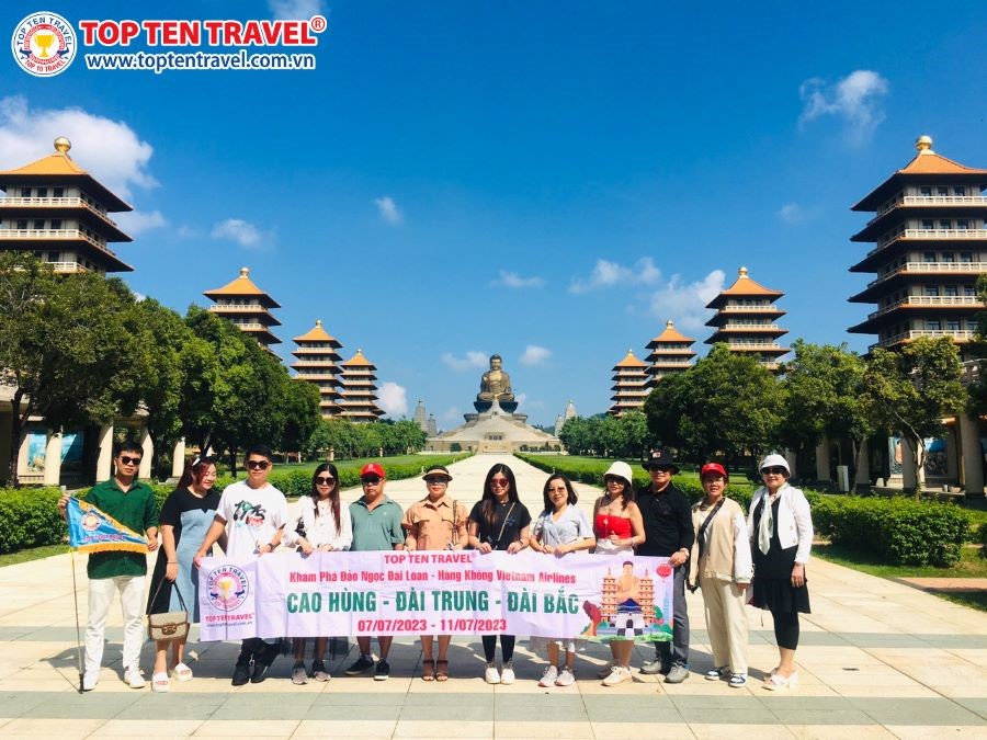 Đoàn khách nhà Top Ten tham quan và chụp ảnh tại Phật Quang Sơn Tự