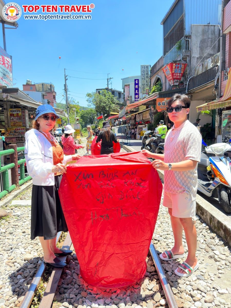 Đoàn khách nhà Top Ten thả đèn trời cầu may tại làng cổ Thập Phần