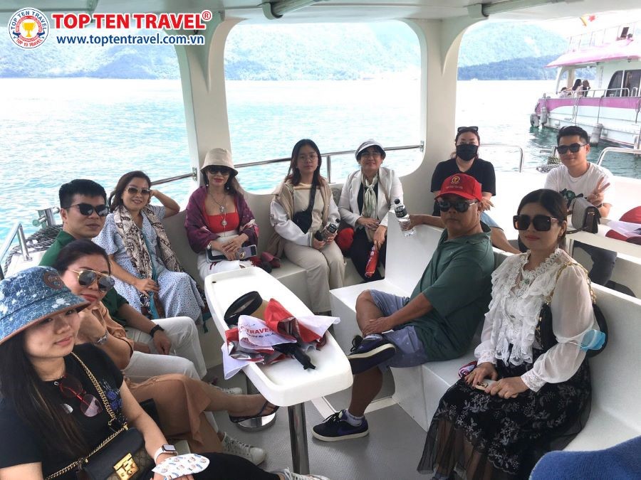 Đoàn khách nhà Top Ten trải nghiệm những hoạt động tham quan thú vị