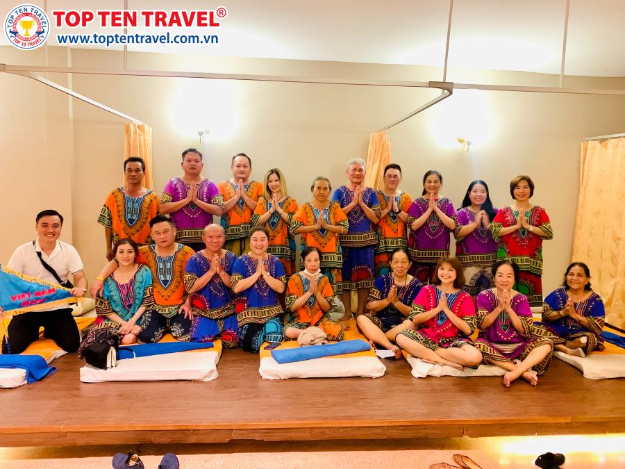Đoàn khách Top Ten Travel trải nghiệm massage Thái cổ truyền