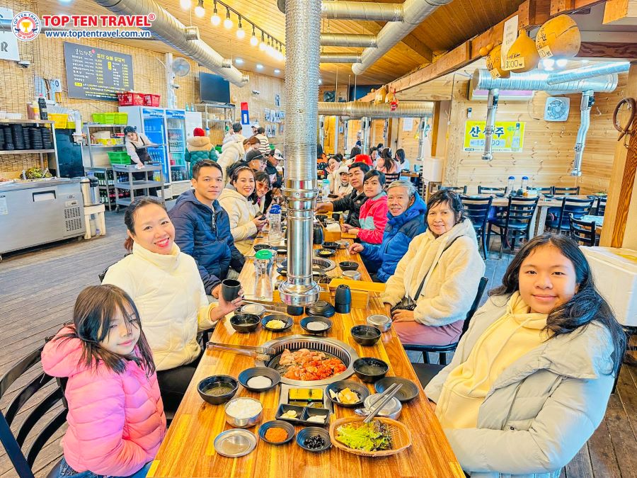 Đoàn khách tại nhà Top Ten Travel thưởng thức bữa ăn hấp dẫn trong Tour Du Lịch Hàn Quốc