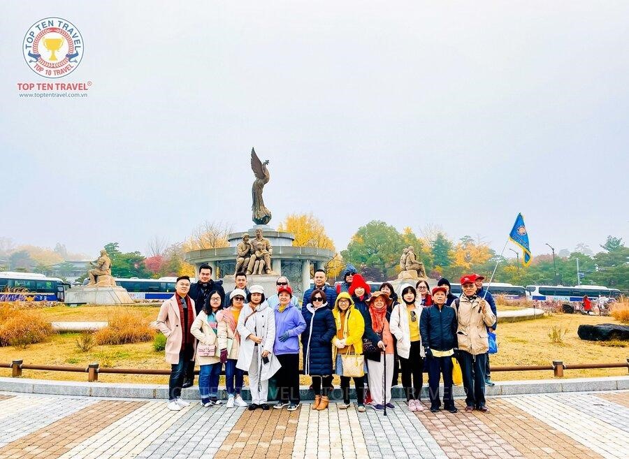 Đoàn khách tham gia tour du lịch khám phá mùa thu Hàn Quốc tại Top Ten Travel