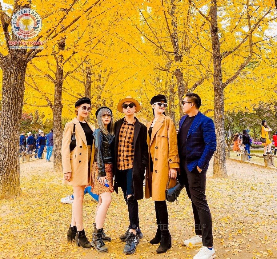 Đoàn khách tham gia tour du lịch khám phá mùa thu Hàn Quốc tại Top Ten Travel
