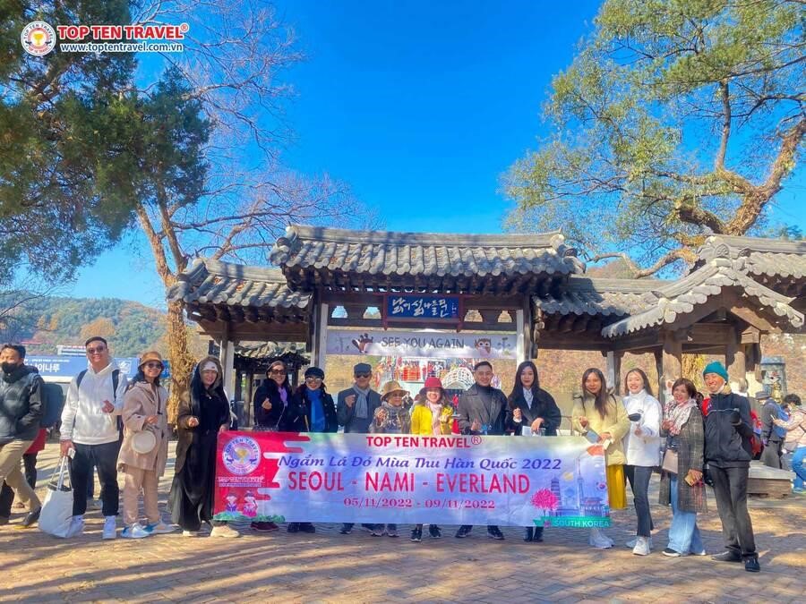 Đoàn khách tham gia tour du lịch khám phá mùa thu Hàn Quốc tại Top Ten Travel