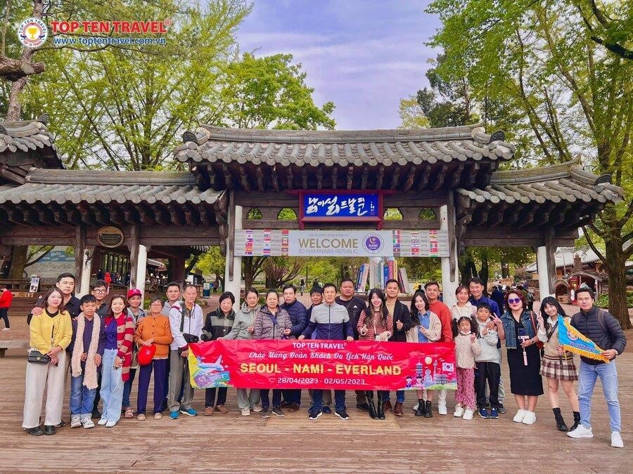 Đoàn khách tham gia tour du lịch khám phá mùa thu Hàn Quốc tại Top Ten Travel