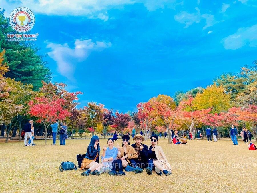 Khung cảnh xung quanh tháp vô cùng rộng rãi và thơ mộng