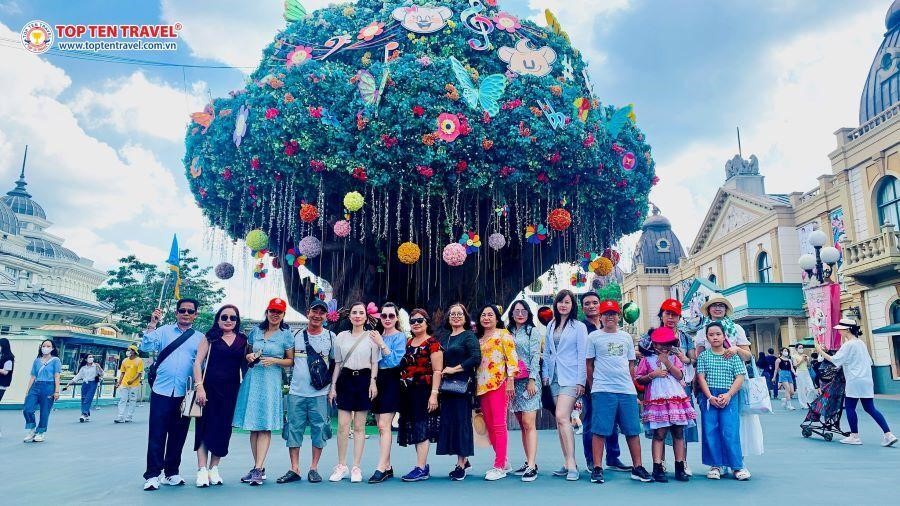 Đoàn khách tham quan và checkin tại các địa điểm nổi tiếng tại Everland