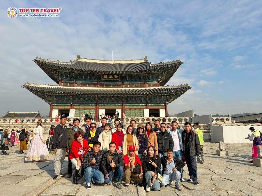 Đoàn khách tham gia tour du lịch khám phá mùa thu Hàn Quốc tại Top Ten Travel