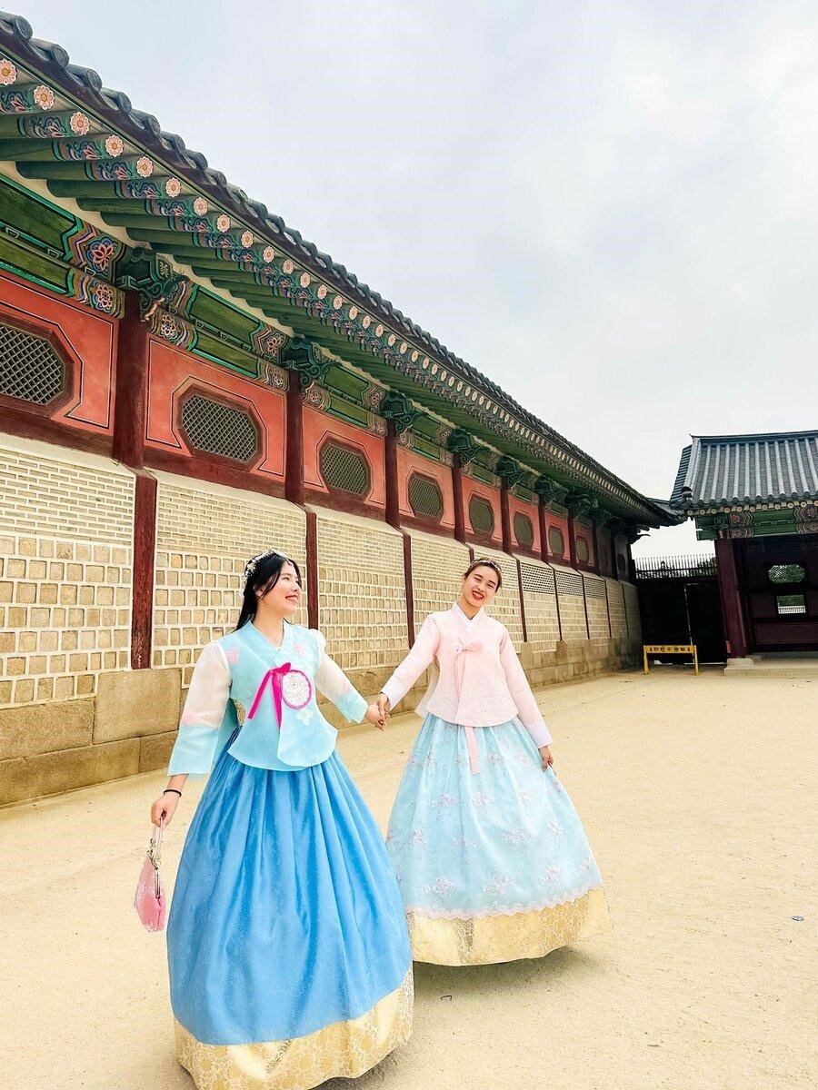 Du khách tham gia tour du lịch khám phá mùa thu Hàn Quốc tại Top Ten Travel