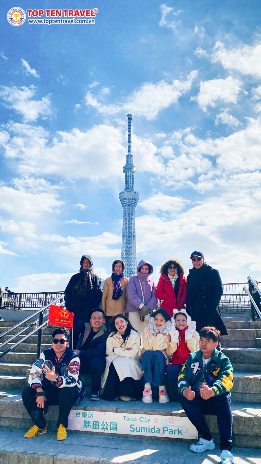 Du khách nhà Top Ten chụp ảnh check-in cùng tòa tháp Tokyo Sky Tree hoành tráng 