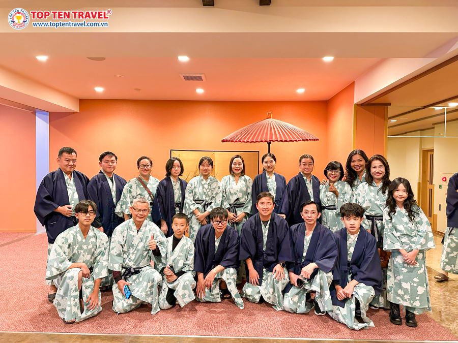 Đoàn khách Top Ten Travel trải nghiệm mặc trang phục truyền thống Nhật Bản 
