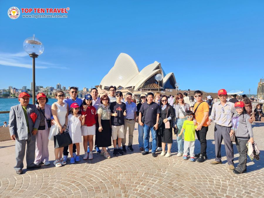 Đoàn khách nhà Top Ten Travel tham quan và chụp ảnh kỷ niệm tại nhà hát Opera Sydney trong tour Úc 