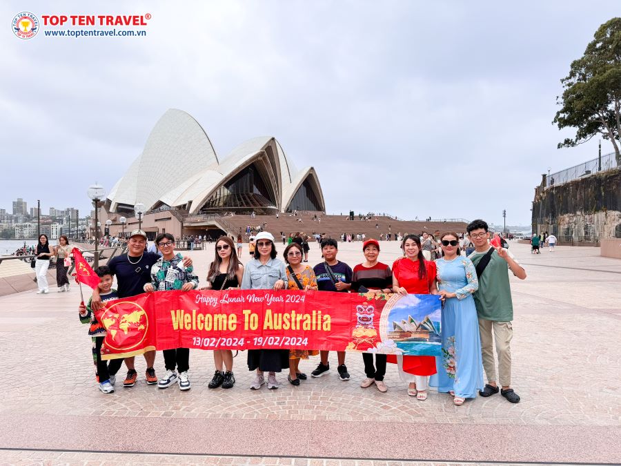 Đoàn khách nhà Top Ten Travel tham quan và chụp ảnh kỷ niệm tại nhiều địa danh nổi tiếng trong tour Úc 