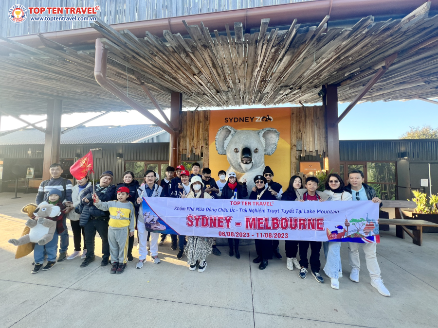 Đoàn khách nhà Top Ten Travel tham quan và chụp ảnh kỷ niệm tại Sydney Zoo trong tour Úc 