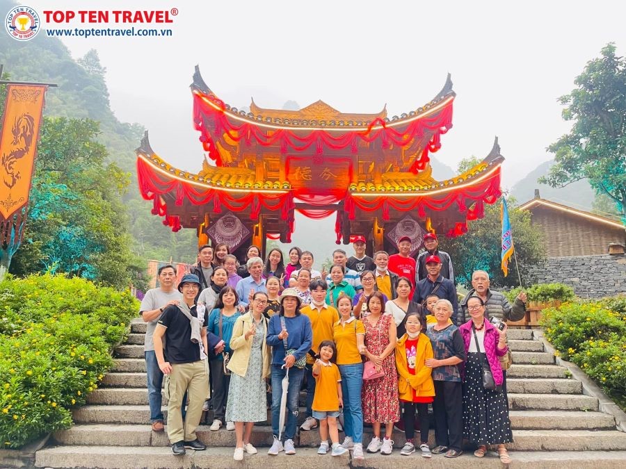 Đoàn khách Top Ten Travel tham quan khám phá Phượng Hoàng Cổ Trấn của Trung Quốc