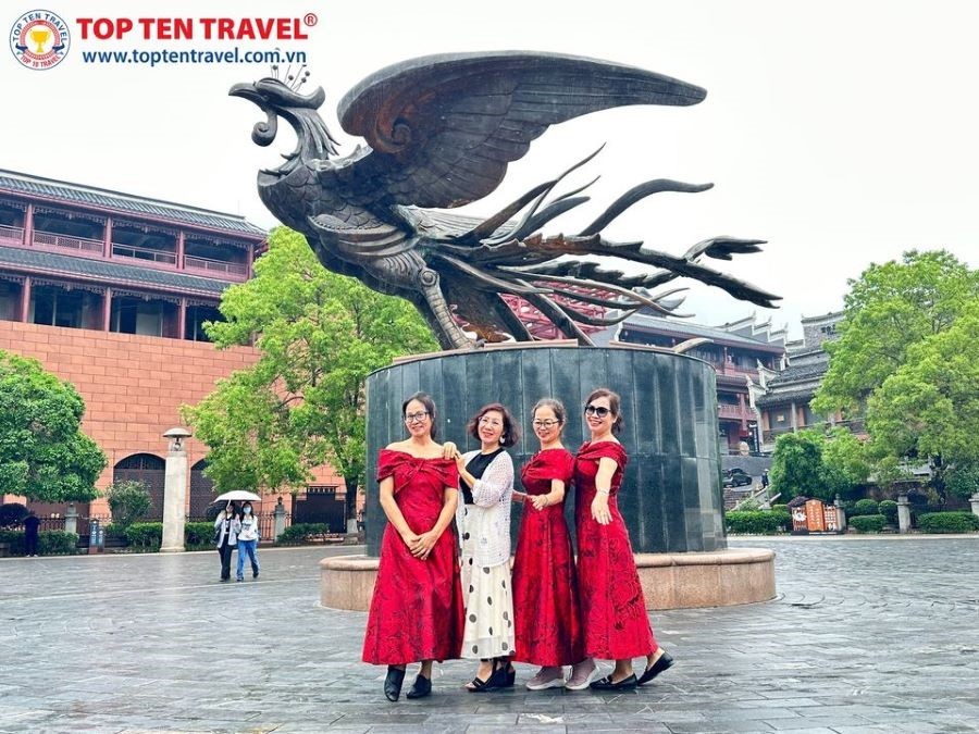 Đoàn khách Top Ten Travel tham quan khám phá Phượng Hoàng Cổ Trấn của Trung Quốc