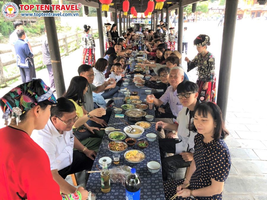 Đoàn khách Top Ten Travel tham quan khám phá Phượng Hoàng Cổ Trấn của Trung Quốc