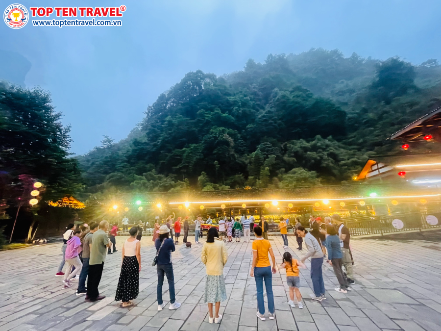 Đoàn khách Top Ten Travel tham quan khám phá Phượng Hoàng Cổ Trấn của Trung Quốc