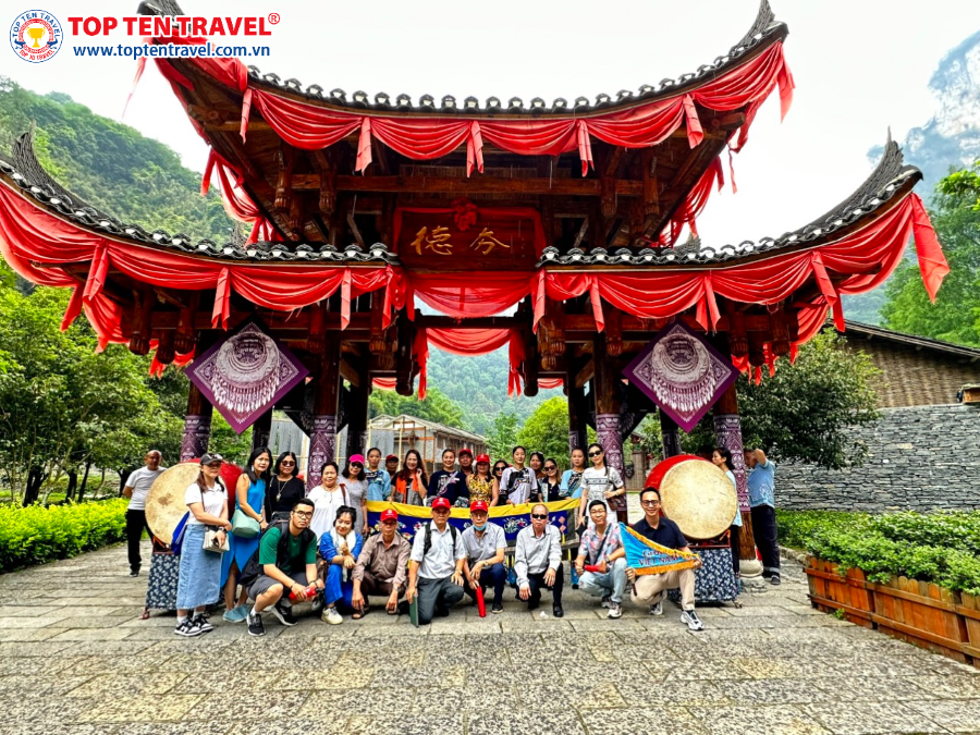 Đoàn khách Top Ten Travel tham quan khám phá Phượng Hoàng Cổ Trấn của Trung Quốc