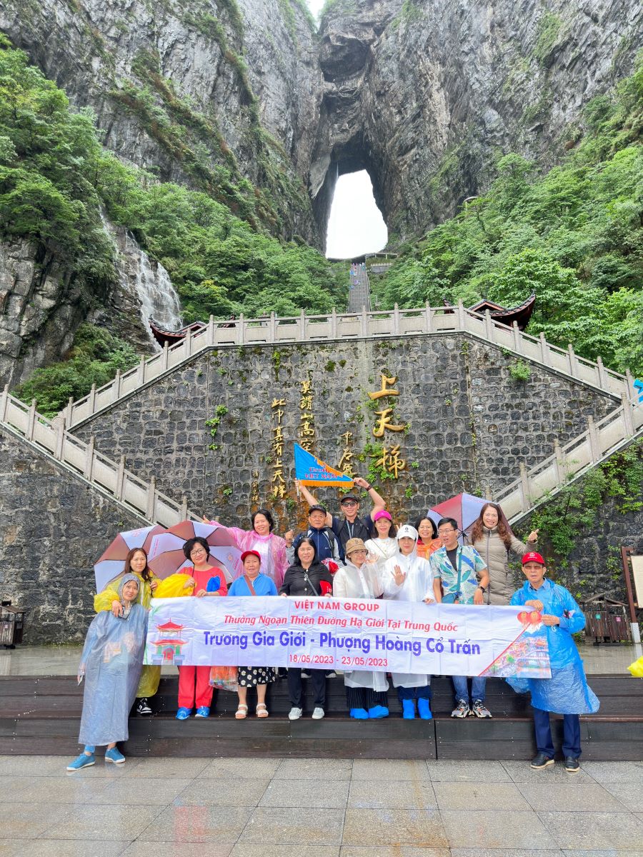 Đoàn khách Top Ten Travel tham quan khám phá Phượng Hoàng Cổ Trấn của Trung Quốc