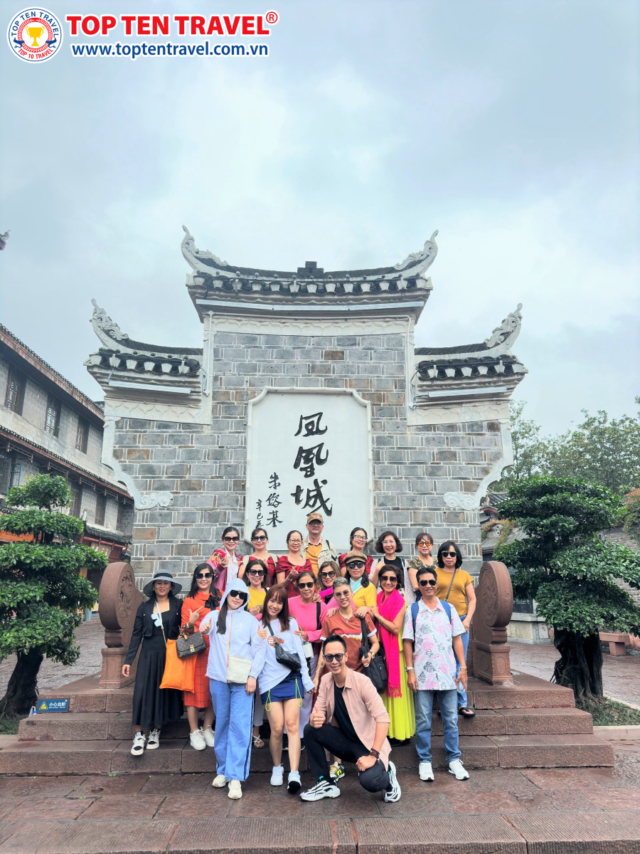 Đoàn khách Top Ten Travel tham quan khám phá Phượng Hoàng Cổ Trấn của Trung Quốc