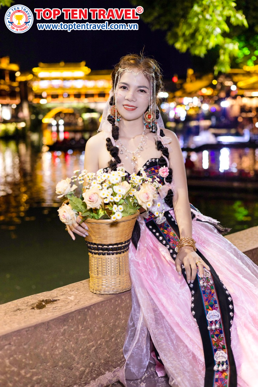 Đoàn khách Top Ten Travel tham quan khám phá Phượng Hoàng Cổ Trấn của Trung Quốc