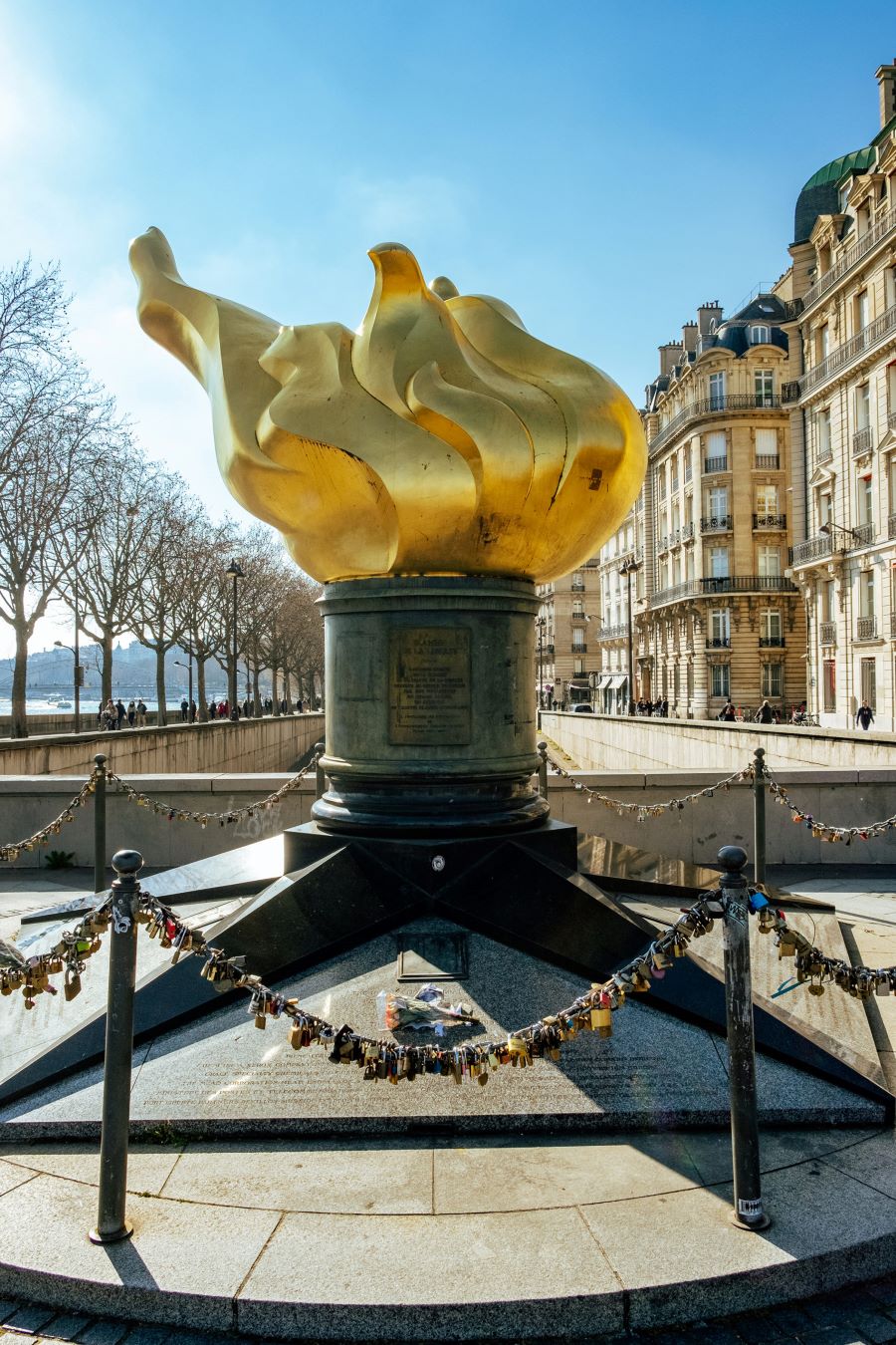 Chiêm ngưỡng vẻ đẹp của Flame of Liberty Memorial tại Pháp