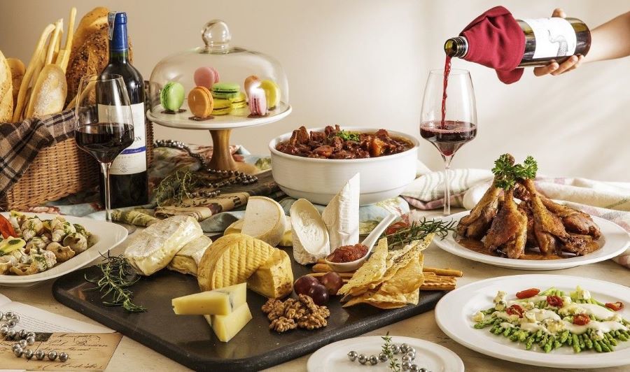 Thưởng thức ẩm thực địa phương tại Đại lộ Champs Elysees