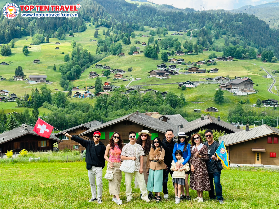 Đoàn khách Top Ten Travel tham quan và khám phá các nước Châu Âu