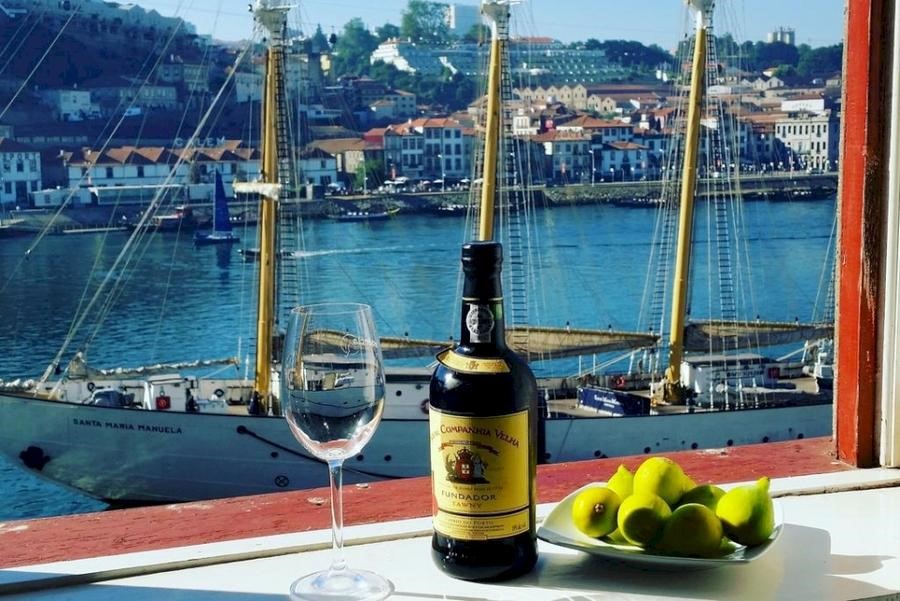 Thưởng thức những ly rượu Vang bênh cạnh sông Douro
