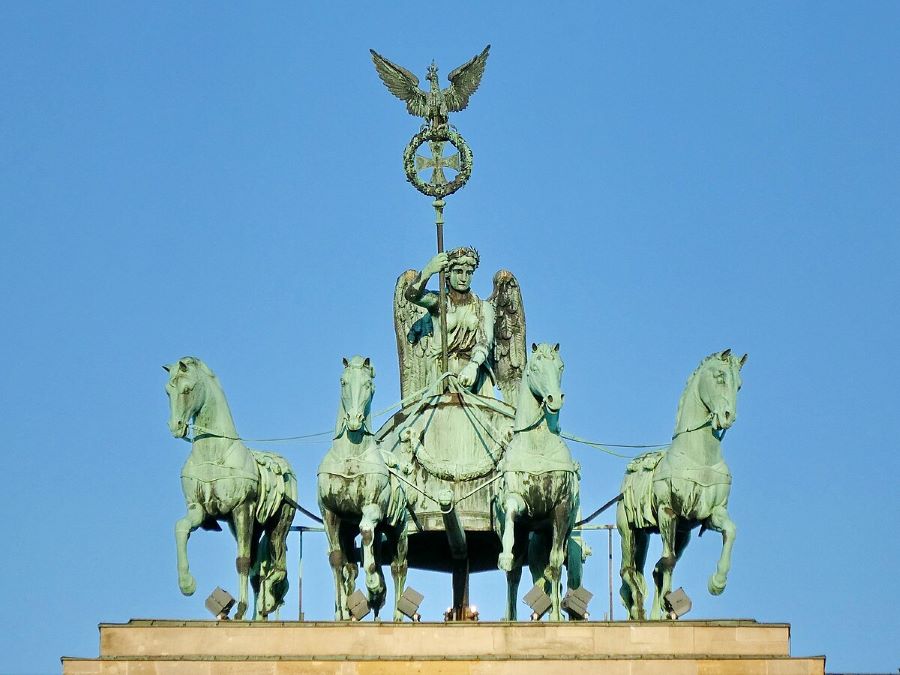 Bức tượng nữ thần chiến thắng Nike uy nghi trên cỗ xe ngựa phía trên cổng thành 