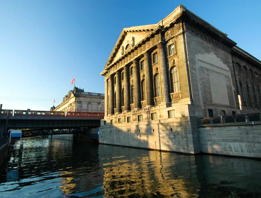 Pergamon có diện tích rộng lớn và nổi tiếng với những hiện vật khảo cổ học đồ sộ