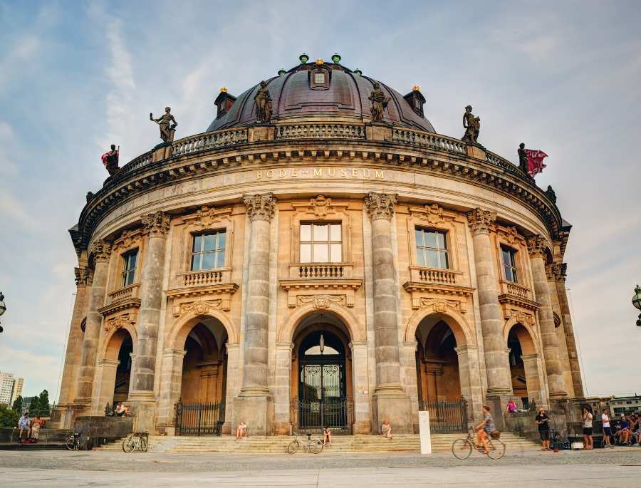 Bảo tàng Bode nơi đây còn nổi tiếng với bộ sưu tập nghệ thuật Byzantine và đồng tiền cổ vô cùng quý giá
