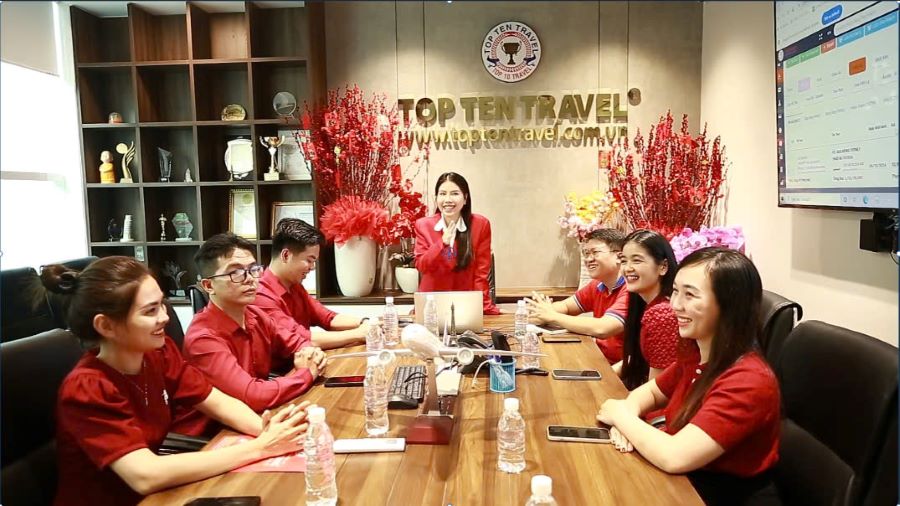 Bà Hoàng Minh Nhi - Giám Đốc Kinh Doanh đang triển khai kế hoạch tour thu đông 2024 