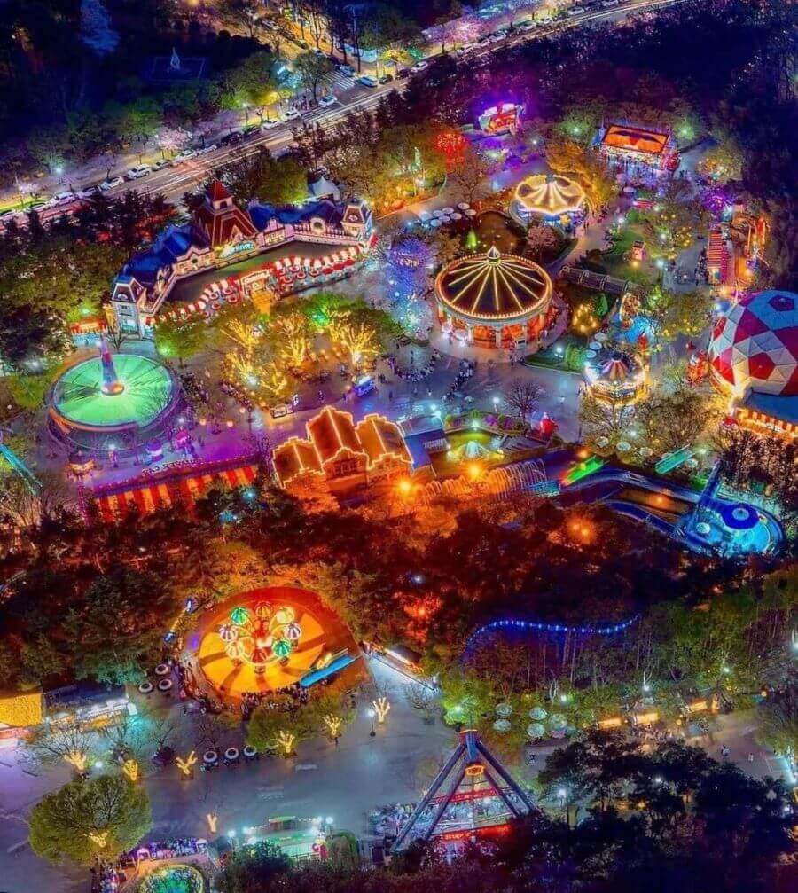  E-World là một sân khấu nghệ thuật sôi động với những màn trình diễn ánh sáng hấp dẫn