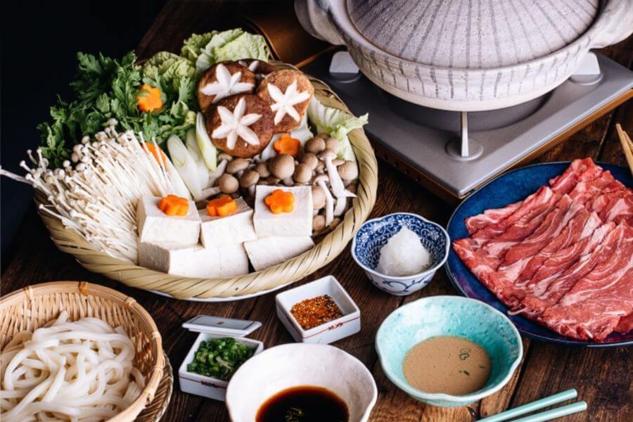 Việc thưởng thức ẩm thực tại Nabana no Sato là một trải nghiệm văn hóa vô cùng thú vị