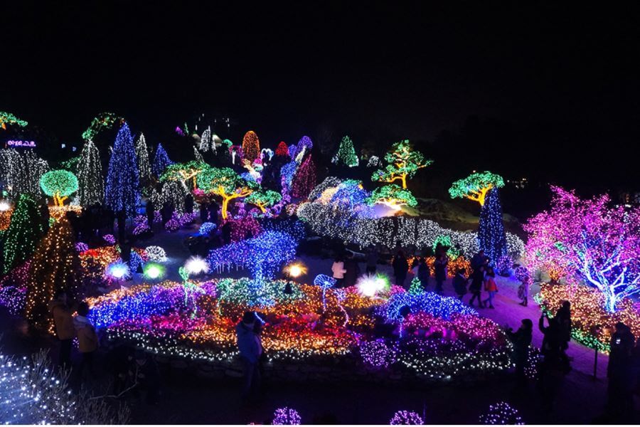 Khi màn đêm buông xuống, ánh sáng từ hàng triệu bóng đèn LED sẽ tỏa sáng, tạo nên một khung cảnh đẹp đến nao lòng