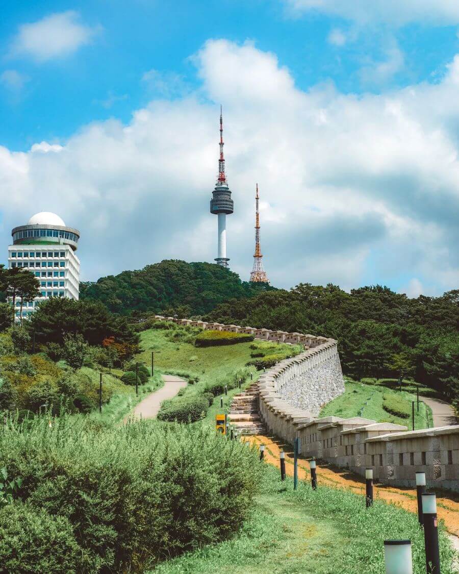 Với vẻ đẹp thiên nhiên tươi đẹp và những công trình kiến trúc độc đáo, công viên Namsan là một điểm đến lý tưởng khi đi du lịch Seoul