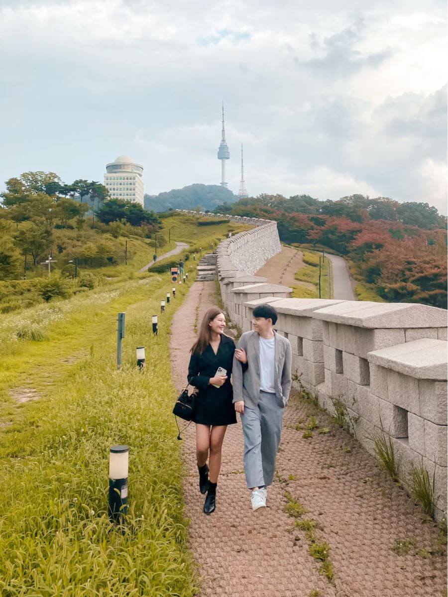 Công viên Namsan là một điểm đến lý tưởng cho những ai yêu thích sự yên bình và muốn tận hưởng không khí trong lành