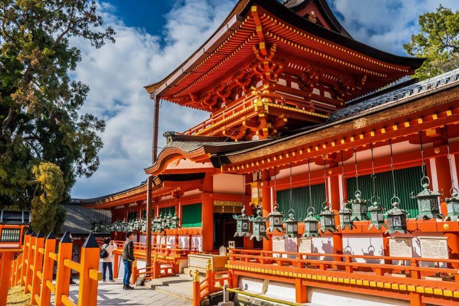 Đền Kasuga Taisha là nơi mà bạn có thể chiêm ngưỡng vẻ đẹp kiến trúc độc đáo và tìm hiểu về những giá trị văn hóa, tâm linh sâu sắc tại Nhật Bản