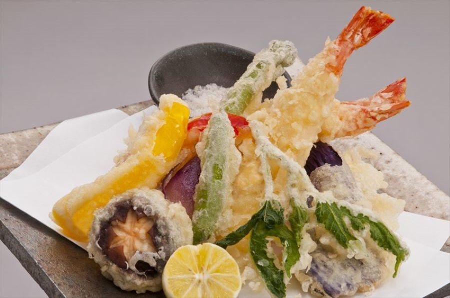 Tempura giòn tan là món ăn nhất định phải thưởng thức khi đến công viên Ueno