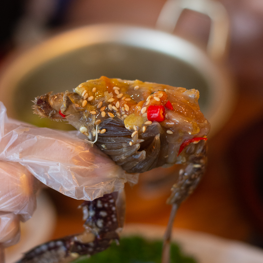 Nhân viên sẽ tách mai cua thành hai phần gọn gàng, đồng thời cắt đôi con cua để tiện cho thực khách thưởng thức