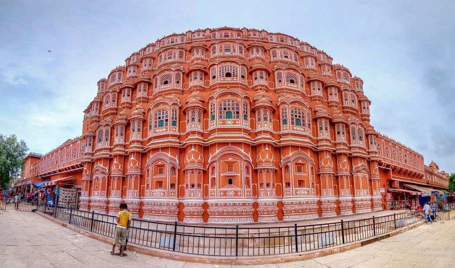 Hawa Mahal hay “Cung điện gió” - một trong những công trình kiến trúc đồ sộ bậc nhất Ấn Độ